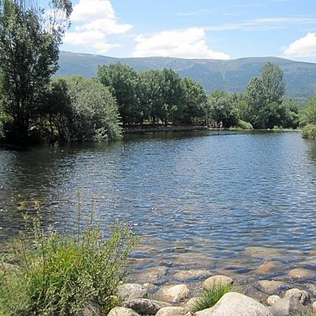 Una piscina natural espectacular muy cerca de Madrid para combatir el calor del verano.