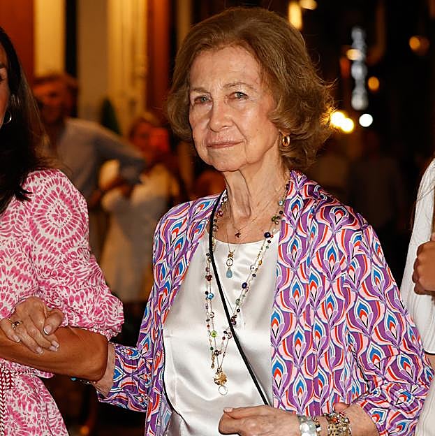 Los conjuntos estampados de la reina Sofía que puedes copiar en el low cost y conseguir un look de verano que rejuvenece al instante