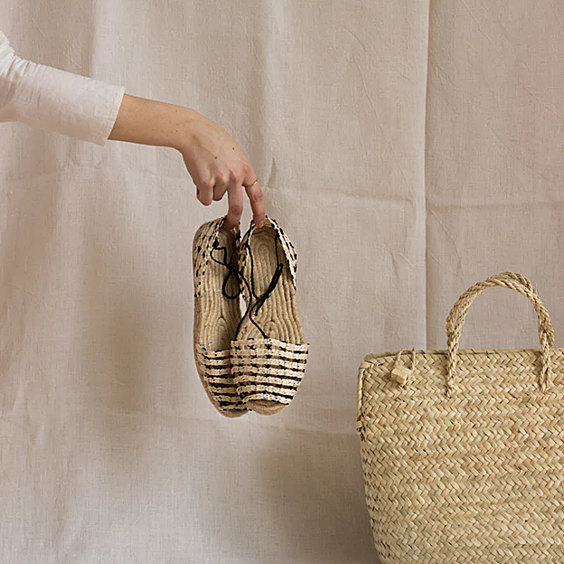 Las alpargatas planas son la alternativa a las cuñas que han puesto de acuerdo a Letizia y a Carolina de Mónaco porque suman versatilidad a cualquier look