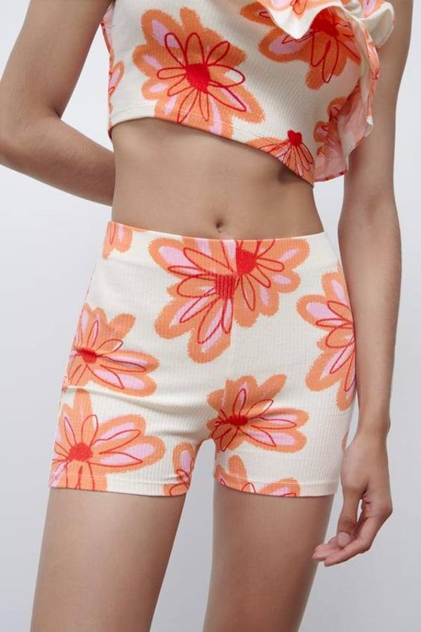 En Zara encontrarás este modelo de color crudo y un estampado de flores en tonos rojizos.