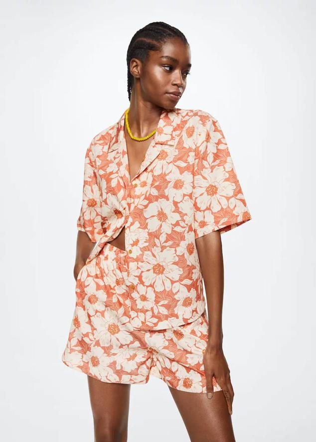 Este modelo de Mango en color rojo coral está confeccionado con un tejido de acabado fluido.