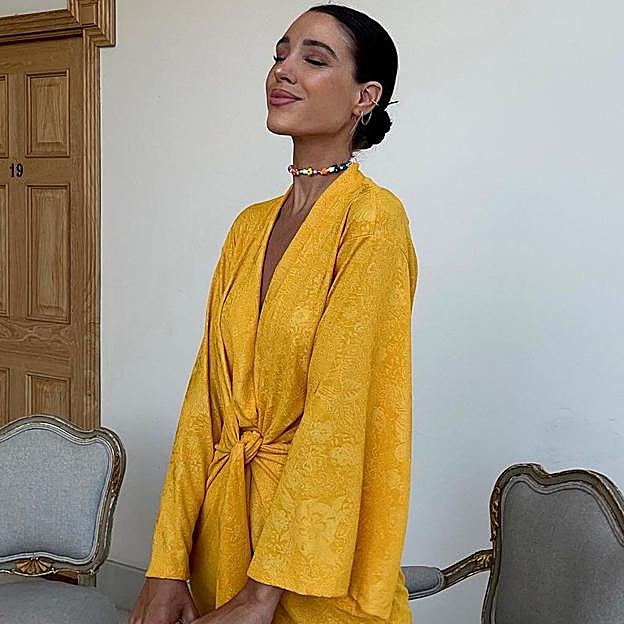 El vestido amarillo de Zara que sienta fenomenal porque realza tu bronceado y estiliza tu cintura