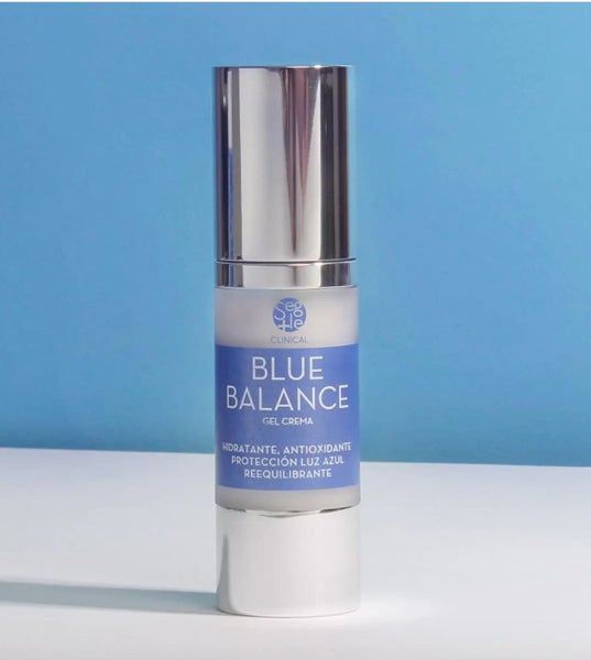 Blue Balance es un gel crema indicado para todo tipo de pieles, incluso las más sensibles o las acneicas. Su fórmula con niacinamida, protege de la luz azul, mejorando la regeneración natural de la piel y la deshidratación. Refuerza también la microbiota. (49,90 euros)