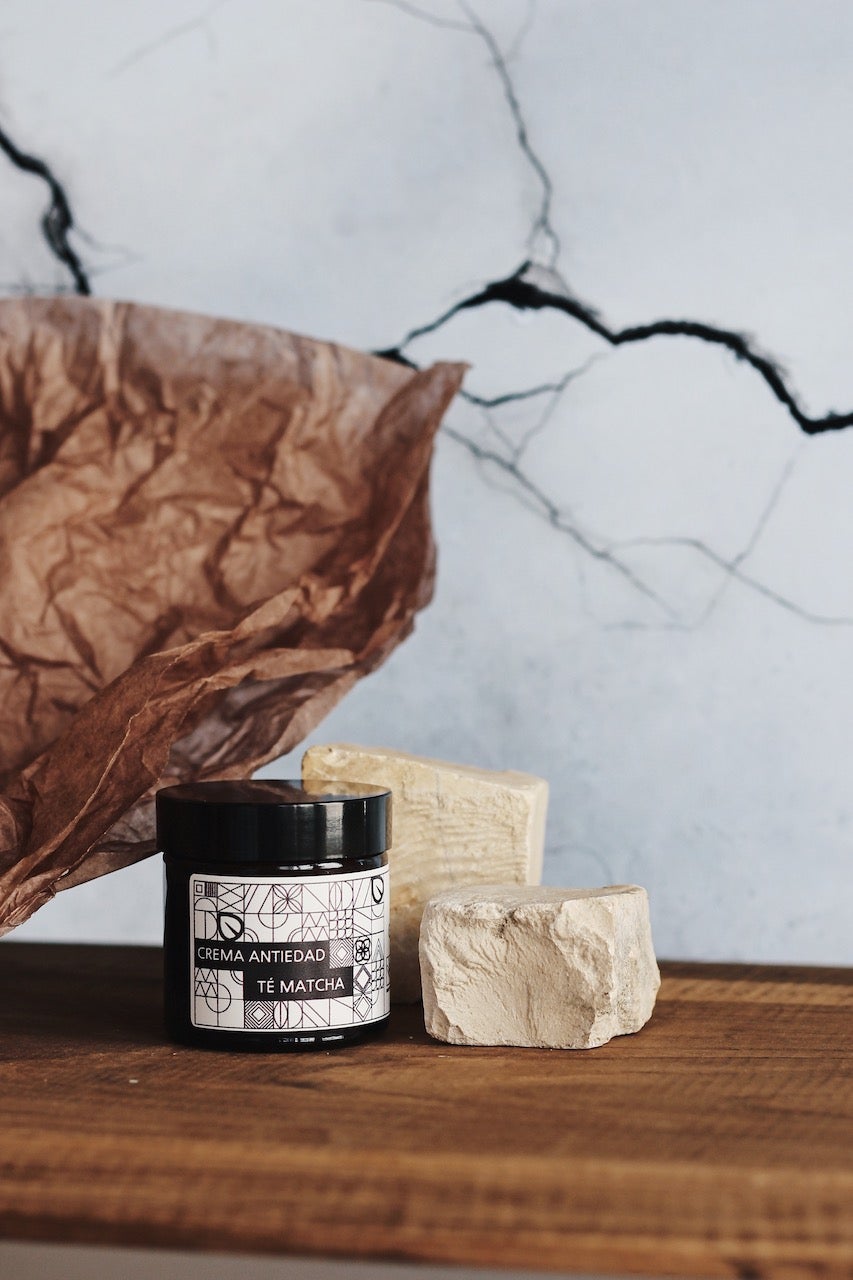 La crema facial antiedad de Gaura está indicada para todo tipo de pieles y cuenta con el Té Matcha como su principal ingrediente. Su fórmula con Tens Up cuenta con un efecto lifting inmediato que tersa y alisa arrugas y líneas de expresión. Calma la piel tras su aplicación. (45,90 euros)