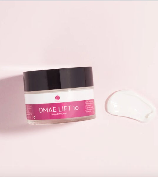 DMAE Lift 10 es un sérum reafirmante con el que conseguirás un efecto lifting inmediato, mientras que se remodela el óvalo facial. Los activos DMAE, Zirhafirm y Tense Up son los responsables de que la piel se tense y ayudan, además, a prevenir el descolgamiento facial. (44,90 euros)