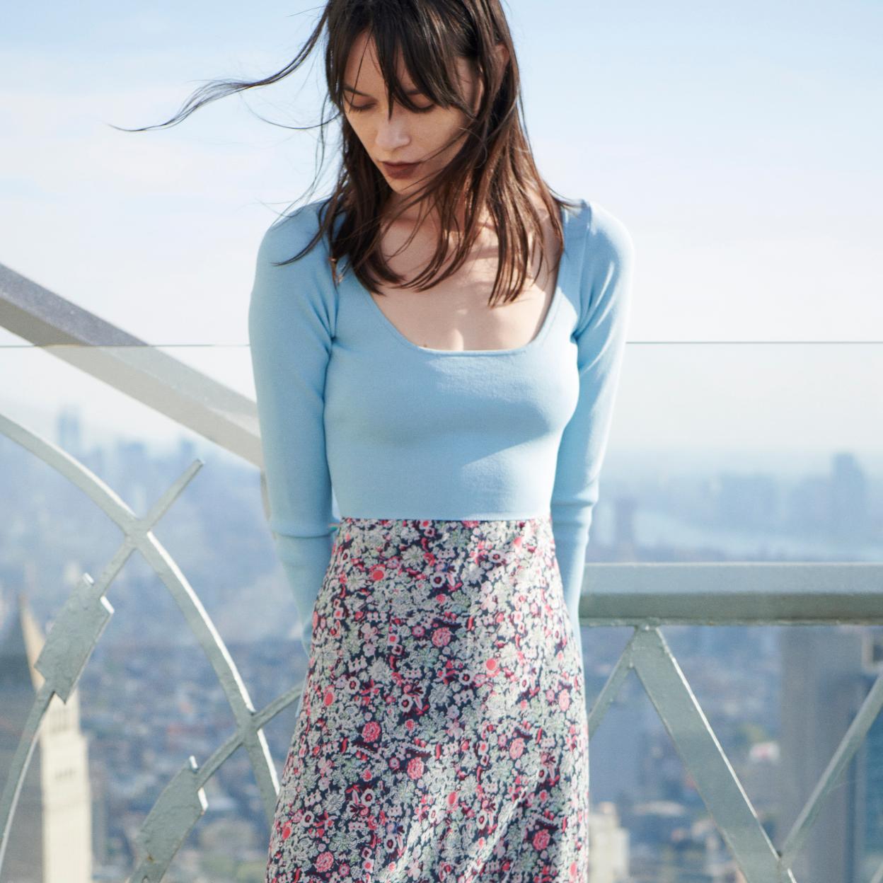 Esta es la falda midi más vendida de Pull&Bear: diseño pareo, cómoda, barata y fresquita