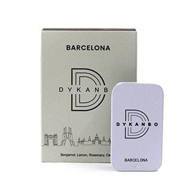 Dykanbo Barcelona se trata de una fragancia unisex en formato bálsamo que contiene un refrescante y revitalizador olor mediterráneo y veraniego, con notas de limón, bergamota, romero y madera de cedro.