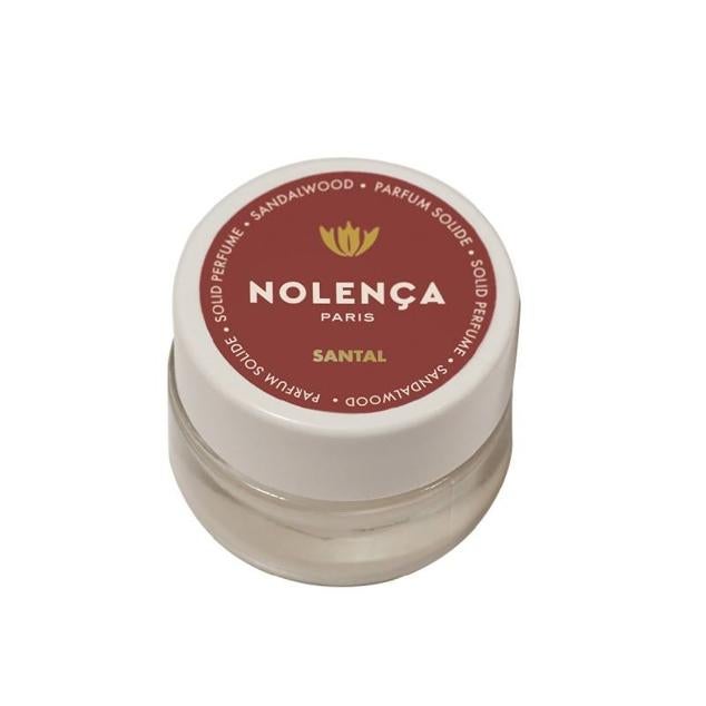Santal de Nolença se trata de un perfume sólido en formato bálsamo que amplifica la esencia que guarda. El aroma que desprenda tiene una combinación de notas de sándalo amaderado y cálido, cardamomo y papiro.