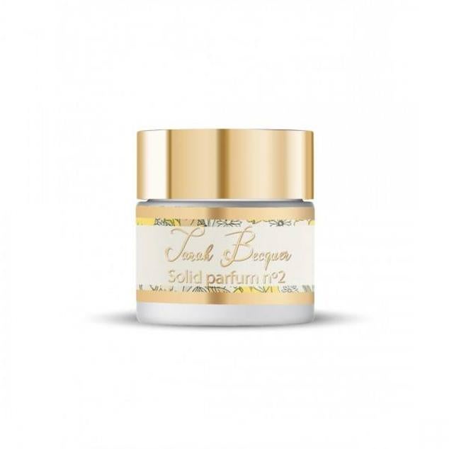 Solid Parfum Nº2 de Sarah Becquer es un perfume sólido de edición limitada que evoca a las fragancias del verano y está formulado para hidratar la piel y aumentar la duración del aroma en ella.