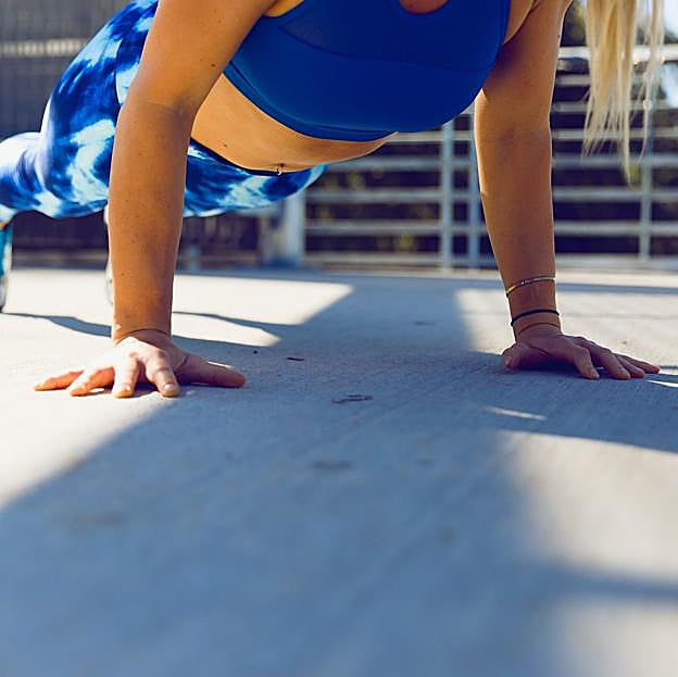 Cómo y por qué hacer planchas a los 50: la clave para acelerar el metabolismo y fortalecer el core