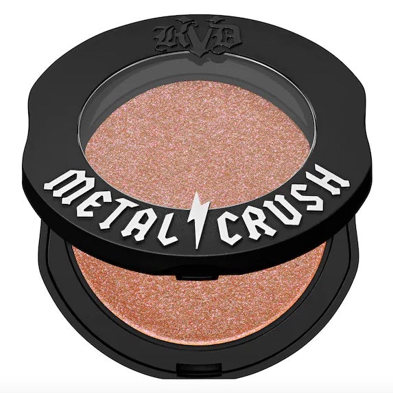 Metal Crush es un iluminador intenso y de larga duración. Su textura en polvo es fina y se funde con la piel, mientras que la pigmenta con destellos de luz. Está disponible en cinco tonos que se pueden aplicar solos o combinados entre ellos, para conseguir combinaciones de color únicas. (29,99 euros)