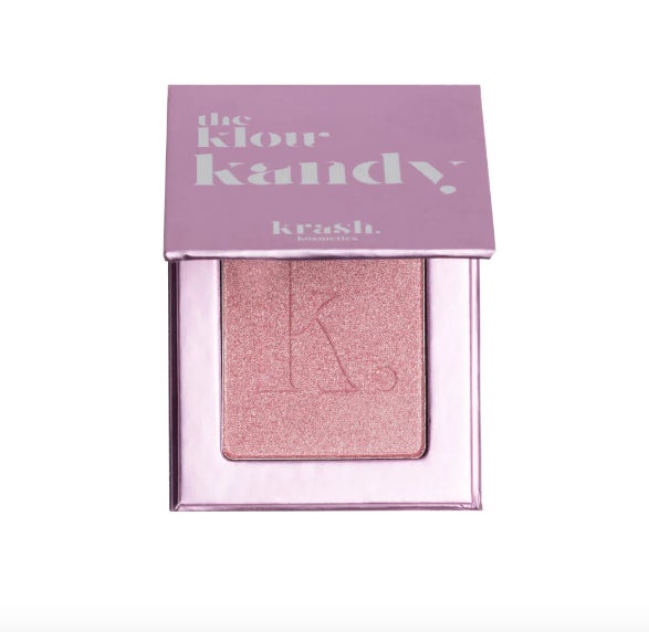 El tono rosa nacarado de The Klow Kandy convierte a este iluminador en un imprescindible de las pieles que quieran aportar un toque de luz y color tanto a la cara como al cuerpo. Según la cantidad de producto que apliques, podrás modular la intensidad del glitter en tu piel. (14,95 euros)