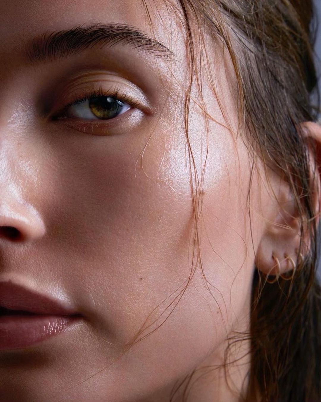 Adiós pieles mate, hola pieles iluminadas. Después de meses en los que las bases de maquillaje eran demasiado ligeras o demasiado mate para proporcionar una cobertura duradera (a prueba de mascarillas), es el turno de la luminosidad. Las pieles de este otoño desprenderán mucha luz y los iluminadores jugarán un papel clave en esta tendencia. 