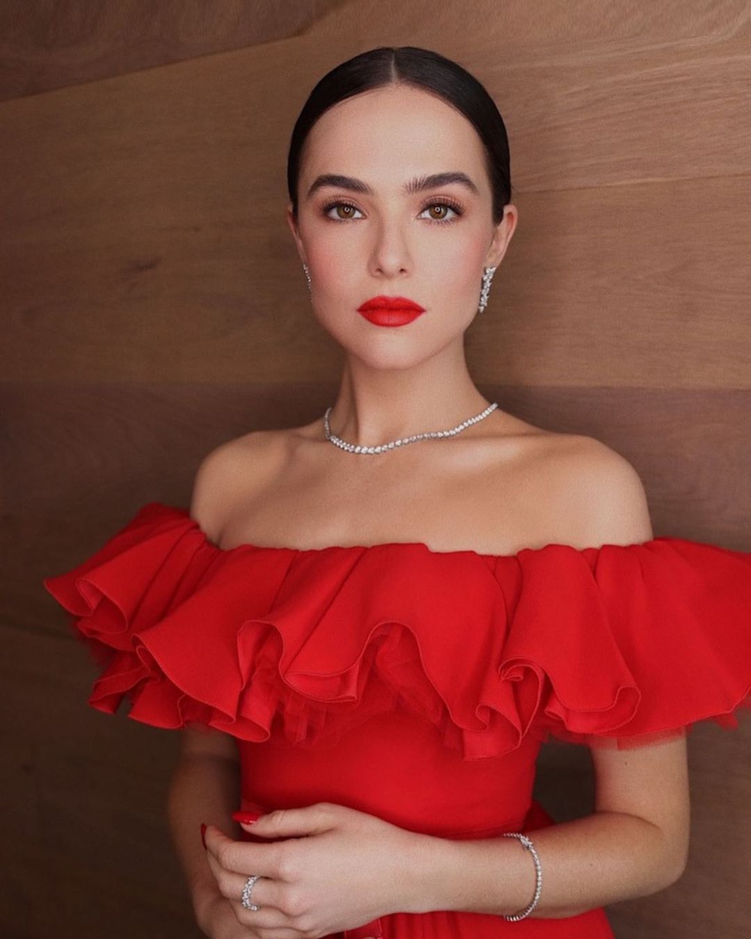 Si las pieles son luminosas, los labios serán intensos y a todo color. Los rojos serán los principales protagonistas, pero no los únicos, cualquier tono fuerte marcará la tendencia a nivel labiales este otoño. En cuanto a los acabados, los mates y los vinilados serán los protagonistas ya que, ambos, además, proporcionan volumen a los labios.