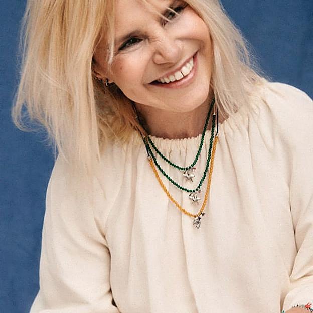 La original blusa de Eugenia Martínez de Irujo que ha llevado con pantalones verdes en un look muy rejuvenecedor