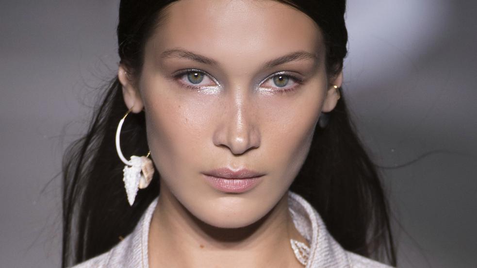 Los activos efecto lifting más potentes para reafirmar el rostro sin retoques estéticos (y las mejores cremas hidratantes que los contienen)