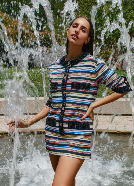 Imagen - Luna Serrat lleva minivestido con botonadura frontal de Chanel. La fotografía es de Félix Valiente y el estilismo, de Gervasio Pérez.