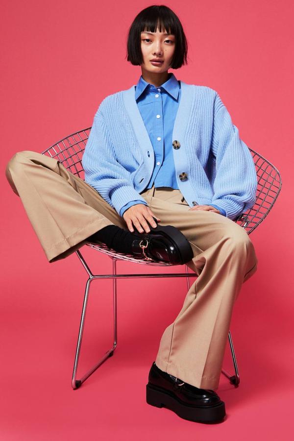 Cárdigan en tejido de punto canalé con silueta relajada, mangas largas, escote de pico y cierre de botones. Lo encontrarás en celeste, blanco, beige, negro y verde grisáceo, por 19,99 euros.