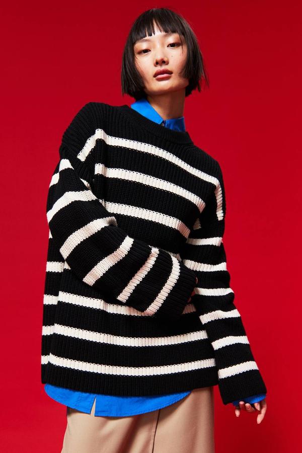 Jersey oversize confeccionado en tejido de punto doble, con cuello redondo, manga larga, costura de hombros caída y estampado a rayas en negro y blanco. Tiene un coste de 29,99 euros.