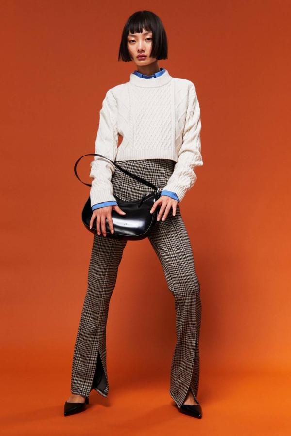 Leggings con pernera recta, tiro alto, cintura elástica, raya delantera y bajo acampanado con abertura. Puede encontrarlos en marrón con estampado a cuadros o liso en color negro, por 29,99 euros.