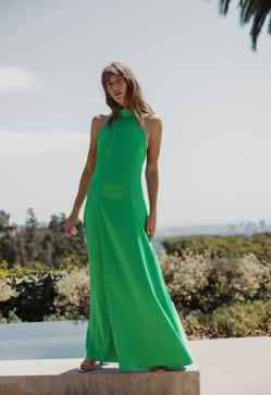 Imagen secundaria 2 - Vestido largo en color verde satinado con escote halter de la nueva colección de Zara (49,99 euros). 