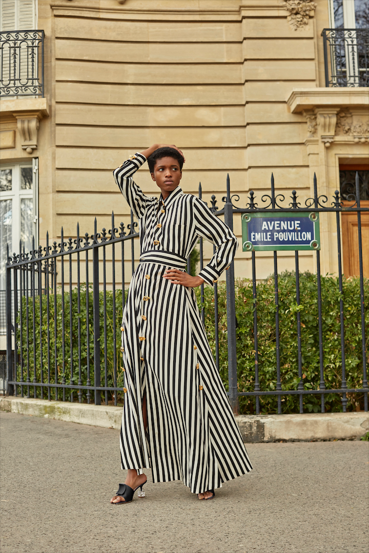 Vestido de Schiaparelli y sandalias de Roger Vivier.