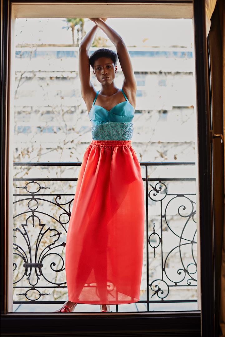 Top tipo corsé, falda y sandalias, todo de Emporio Armani.