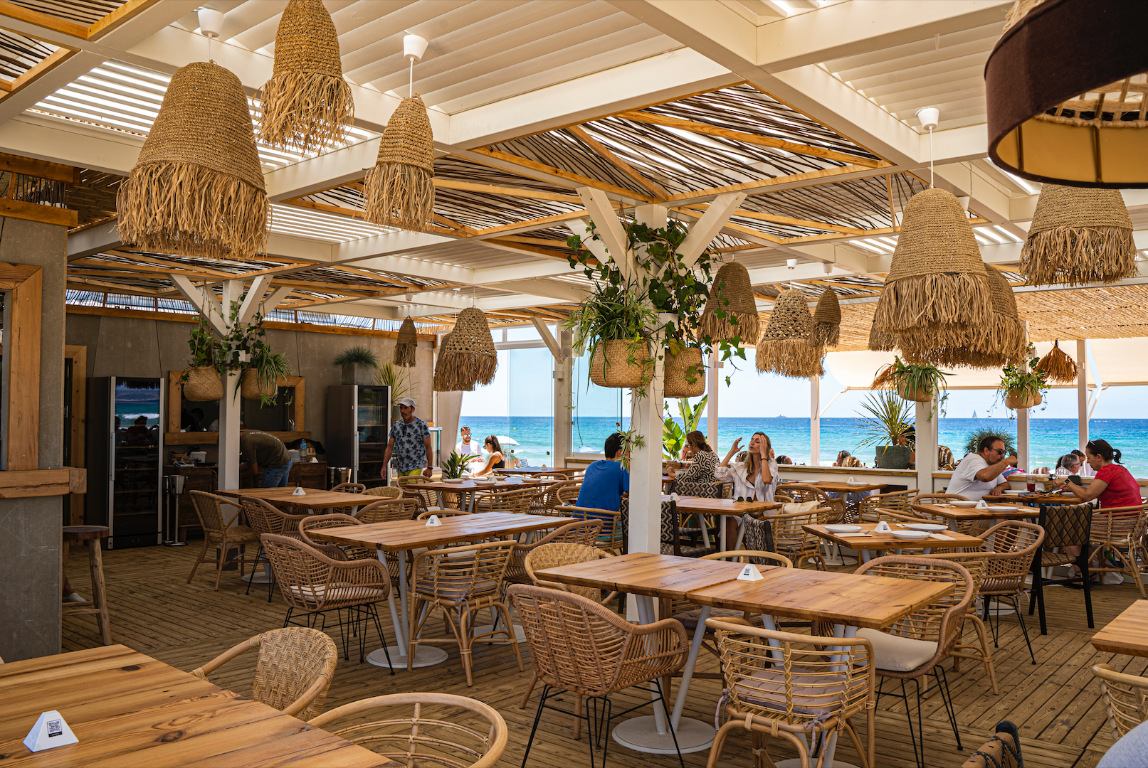 Recién llegado a la playa de Atlanterra, en Zahara de los Atunes,  Zocarrá Playa  ofrece una cocina creativa, cosmopolita y de producto, con arroces, pescados de la zona y cócteles al nivel de las vistas.