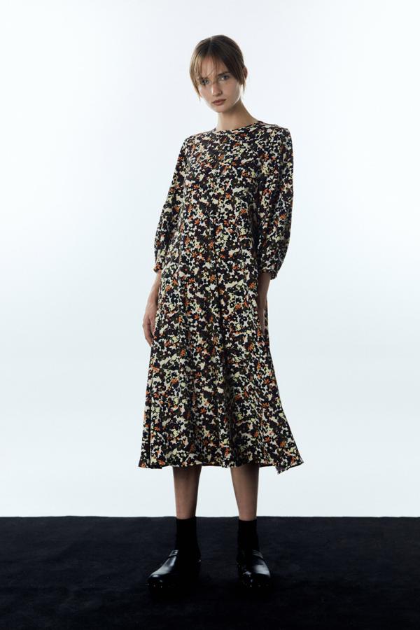 Vestido de corte pidi y estampado floral en tonos blancos, marrones y verdes. Cuello caja, manga larga y falda evasé. Precio: 39,99 euros.