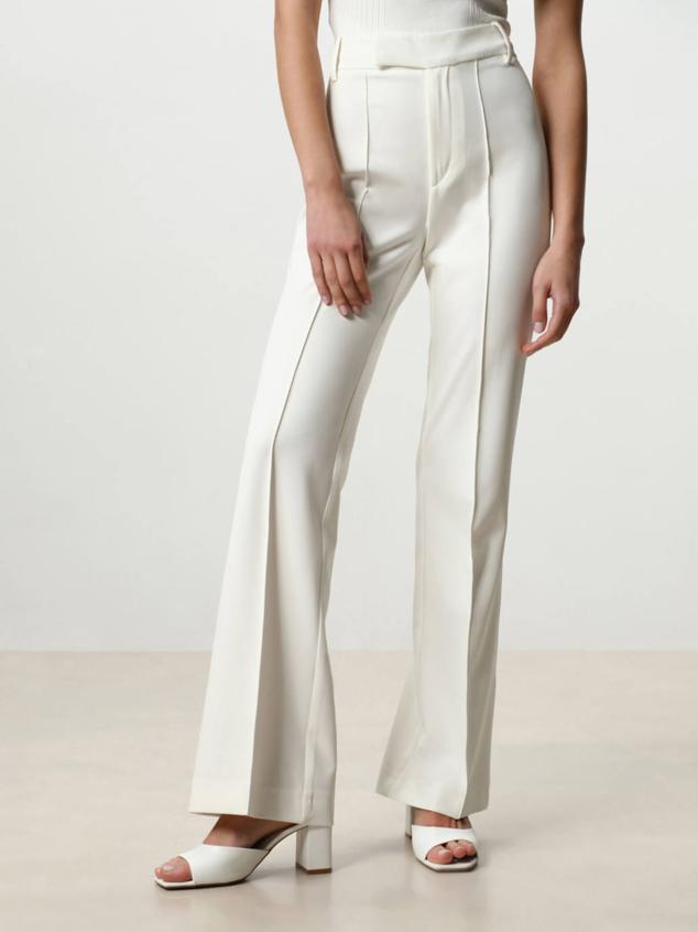 Pantalón daddy en tejido elástico, de tiro alto con pernera acampanada y raya marcada, de Lefties. Puedes comprarlo por 29,99 euros.