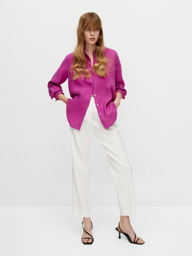 Pantalón recto en tejido de lino con tiro alto, bolsillos laterales y bolsillos de ojal en la espalda, de Massimo Dutti. Cómpralo por 49,95 euros.