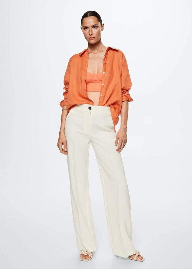 Pantalón tipo palazzo en tejido fluido con pernera ancha, tiro alto y bolsillos laterales, de Mango. Cuesta 29,99 euros.