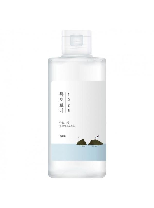 Bruma facial premiada como de las mejores de Corea, también podrás usarla como tónico. Tiene efectos exfoliantes y está conformado por agua de la Isla Dokdo con 74 minerales. Es de Round Lab. Precio: 23,99 €.