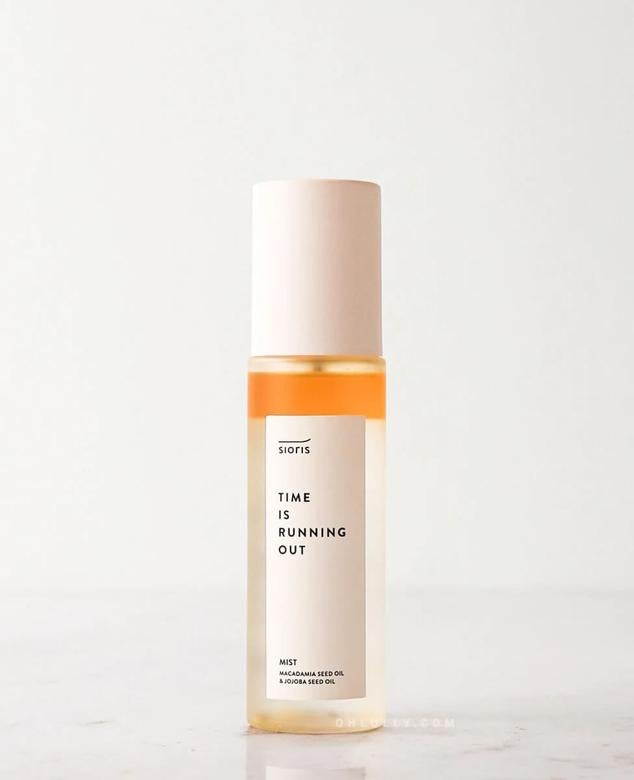 Bruma facial Time Is Running Out Mist a base de aceite apto para todo tipo de pieles. Tranquila, no notarás una textura aceitosa, todo lo contrario, conseguirás una sensación sedosa e hidratada. Es de Sioris. Precio: 21,95 €.