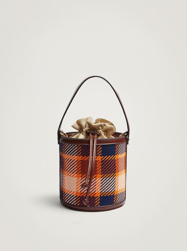 Bolso tipo bombonera de cuadros multicolor y de estilo retro. Podrás llevarlo tanto en la mano como en su versión de bandolera. Es de Parfois. Precio: 15,99 €.