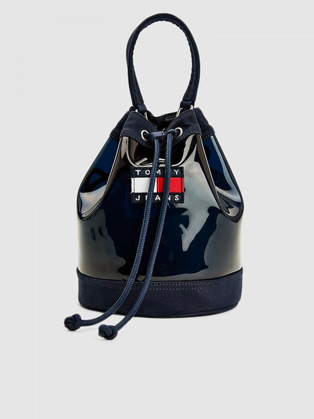 Bucket bag en azul marino reforzado para poder llevarlo en tus vacaciones como para cualquier día en la oficina. Es de Tommy Jeans. Precio: 62,99 €.