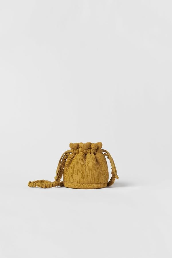 Bolso formato mini bandolera combinada en algodón y lino. Es de Zara Kids. Precio: 17,95 €. 