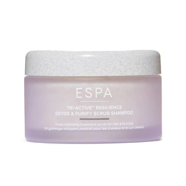 Tri-Active Resilience Detox & Purify Scrub Shampoo de ESPA es un champú de exfoliación a espuma que limpia y purifica en profundidad el cuero cabelludo, a través de la mezcla de arcilla y partículas suaves de sal. Mientras, las algas rojas y los aminoácidos de arroz calma, hidratan y reconfortan los mechones, así como fortalecen.