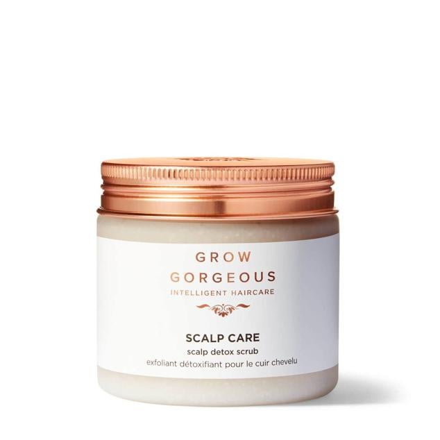 Scalp Detox Scrub de Grow Gorgeous se trata de un exfoliante para el cuero cabelludo que promueve el crecimiento y salud de las fibras mediante su acción purificadora y limpiadora que desengrasa, elimina las células y erradica las impurezas, impidiendo que los folículos se obstruyan. Lo consigue gracias a la cafeína, el bambú, la alantoína, la granada, la arginina, la avena y el mentol.