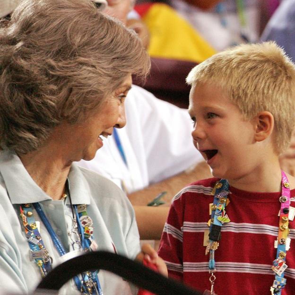 La reina Sofía y su nieto, Juan Valentín Urdangarin, en la grada de un partido de balonmano durante los Juegos Olímpicos de Atenas 2004. 