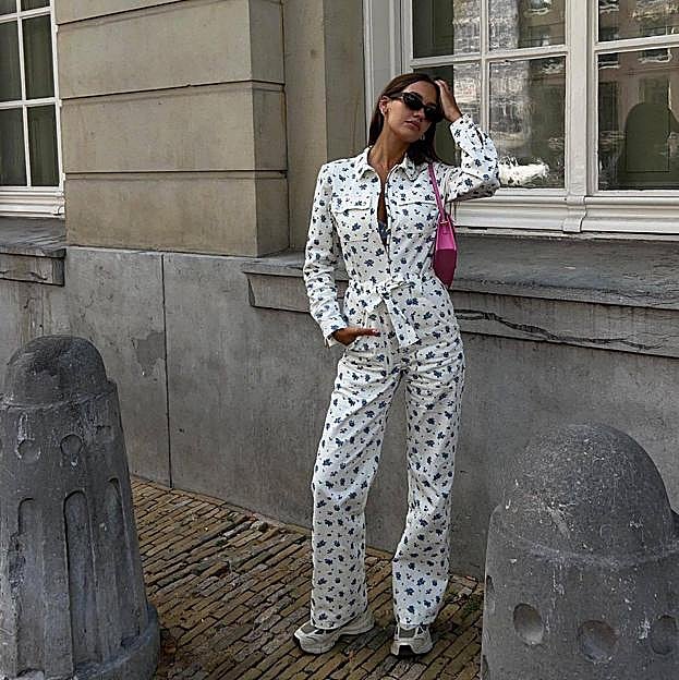 Este es el mono de estampado floral cómodo y favorecedor que enamora a las francesas y españolas