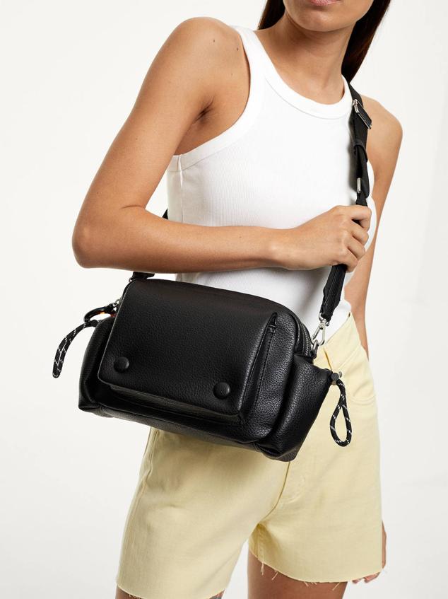 Bolso mediano efecto piel con asa bandolera ajustable y extraíble, tres bolsillos exteriores y dos divisiones de cremallera. Está disponible en negro, camel y crudo por 25,99 euros.
