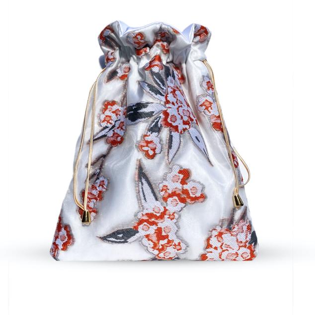 Confeccionado en raso blanco con bordados florales anaranjados y grises. Una oda hacia el amor, los atardeceres y las veladas más románticas. Este diseño artesanal es todo lo que necesitas para que tus noches siempre tengan broche de oro. Es de Scilla & Cariddi. Precio: 134 €.