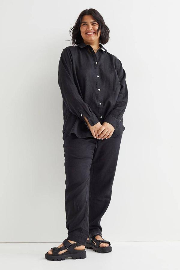 Para las chicas curvy, hemos escogido estos joggers de H&M que tienen un diseño de corte tobillero.