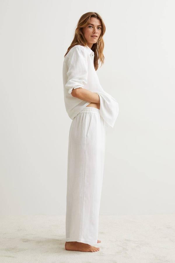 H&M nos trae este modelo de color blanco y corte tobillero que cuenta con una cintura elástica.