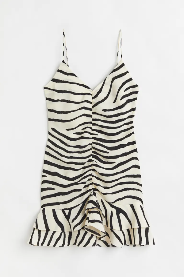 De largo mini, con tirantes y volantes en la falda (22,99 euros).