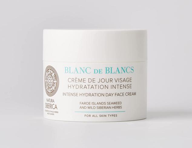 Crema hidratante facial con extracto de uvas y algas de las islas Faroe que recupera intensamente la barrera lipídica y consigue un efecto rejuvenecedor, tensor y tonificante en tu tez. Es de Blanc de Blancs. Precio: 19,90 €.