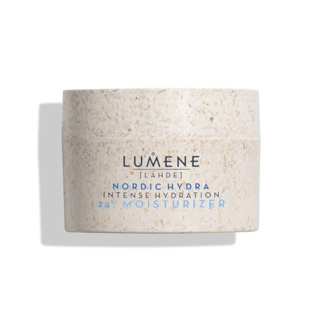 Crema hidratante Nordic Hydra consigue que tu piel luzca perfecta durante 24 horas. Su formulación con savia de abedul nórdico y el agua pura del Ártico absorben rápidamente la piel, proporcionando una sensación tersa, sedosa y rejuvenecida. Es un producto apto para veganos. Es de Lumene. Precio: 21,90 €.