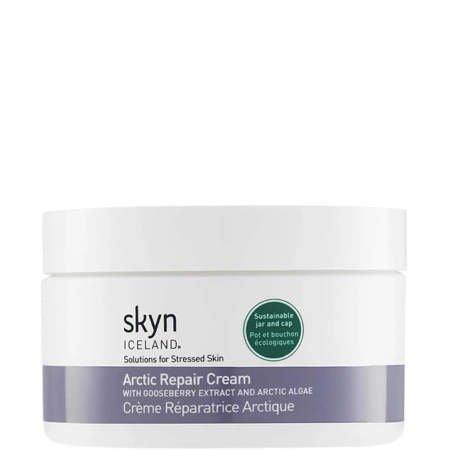 Crema hidratante Artic Repair es ideal para pieles secas y sensibles con una formulación que no deja brillos indeseados o grasientos pese a su gran densidad. Tiene un efecto calmante que consigue una comodidad duradera para todo el día. Elaborada con agua del glaciar islandés y seis minerales esenciales. Una de las preferidas de las nórdicas para la rutina. Es de skyn ICELAND. Precio: 38,45 €.