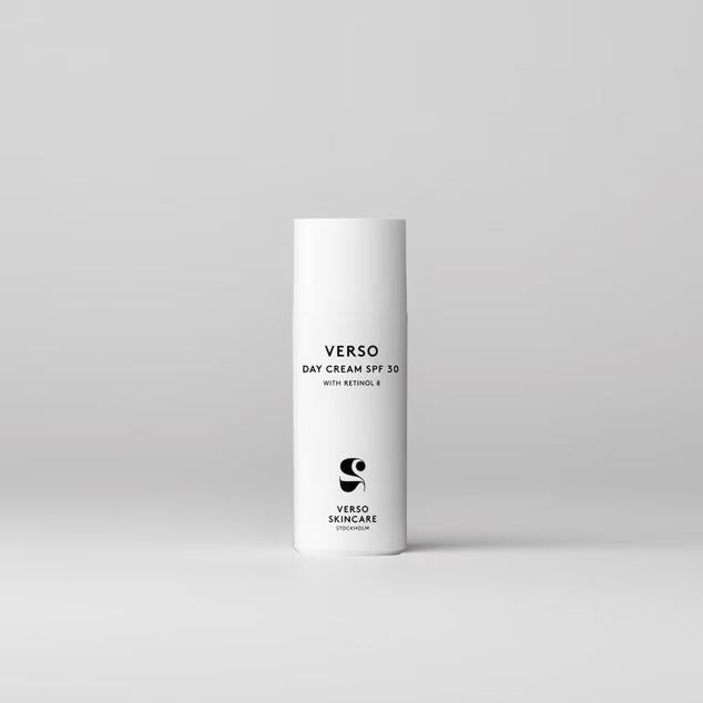 Crema hidratante de día que protege de los factores externos, como es el caso de la polución. Entre su formulación, encontrarás retinol, niacinamida y vitaminas. Un cocktail de activos que logran una piel rejuvenecida y radiante. Es de Verso. Precio: 90 €.